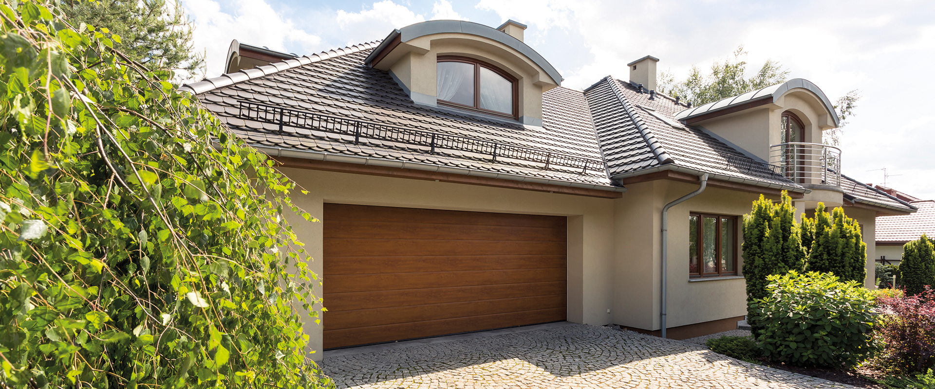 Haus mit Garageneinfahrt